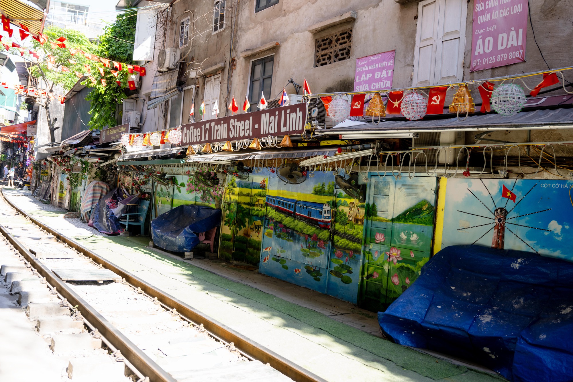 Cảnh đối lập tr&ecirc;n phố c&agrave; ph&ecirc; đường t&agrave;u Kh&acirc;m Thi&ecirc;n - L&ecirc; Duẩn khi lực lượng chức năng ra qu&acirc;n xử l&yacute; vi phạm- Ảnh 13.