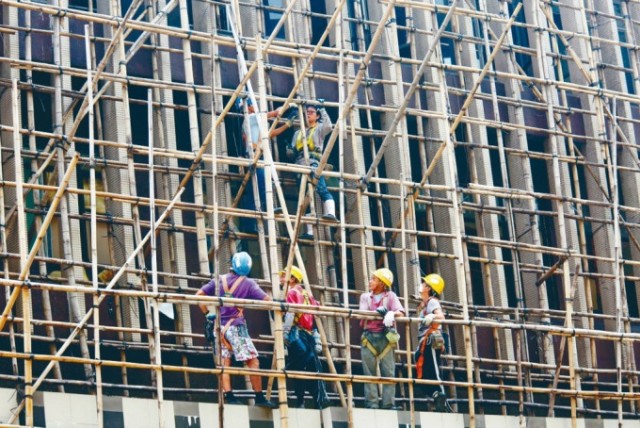 Cận cảnh giàn giáo làm bằng tre bên ngoài tòa chung cư hàng chục tầng: Vì sao đến giờ vẫn được sử dụng?- Ảnh 6.