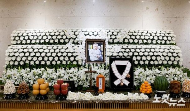 Cả showbiz đến viếng 