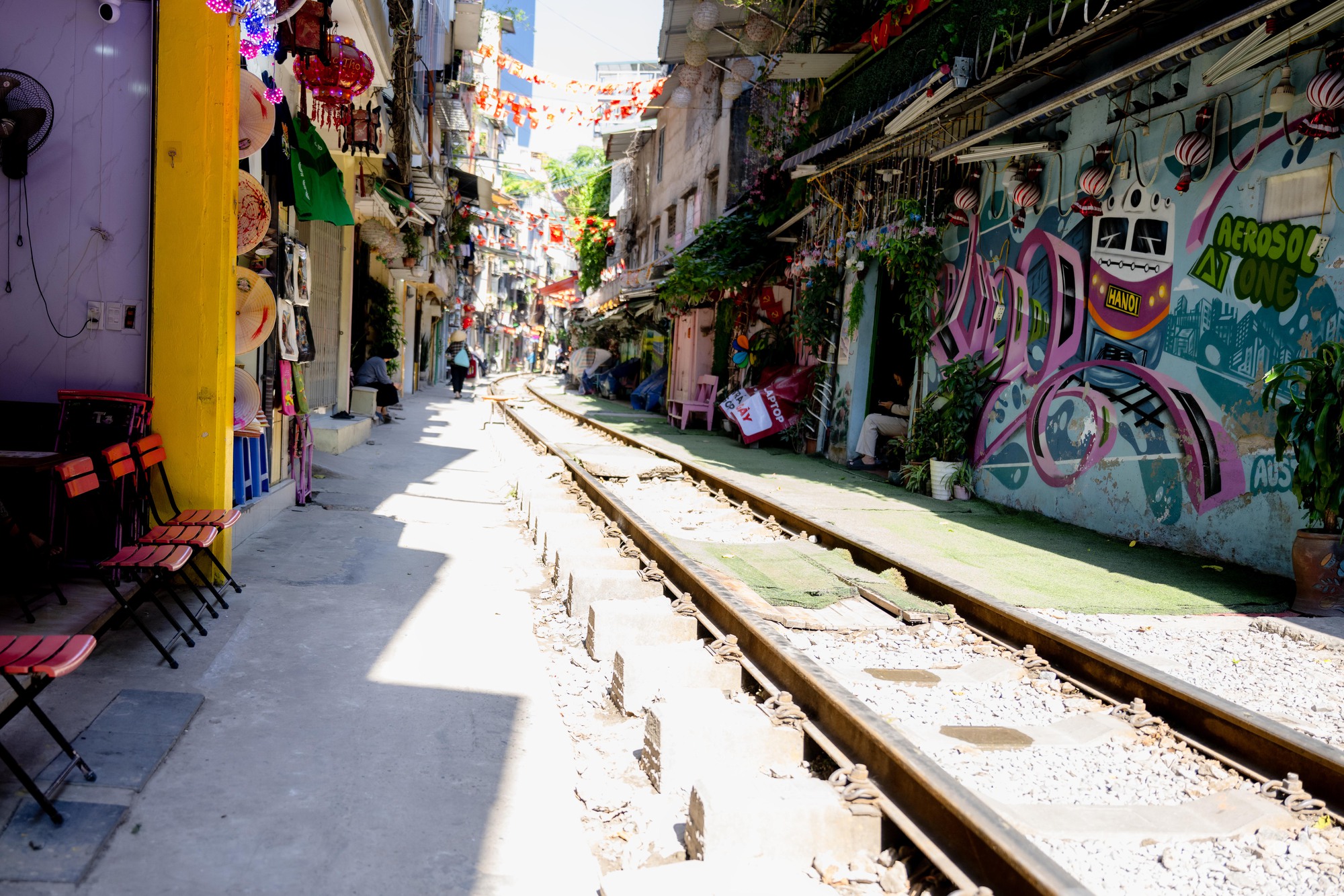 Cảnh đối lập tr&ecirc;n phố c&agrave; ph&ecirc; đường t&agrave;u Kh&acirc;m Thi&ecirc;n - L&ecirc; Duẩn khi lực lượng chức năng ra qu&acirc;n xử l&yacute; vi phạm- Ảnh 14.