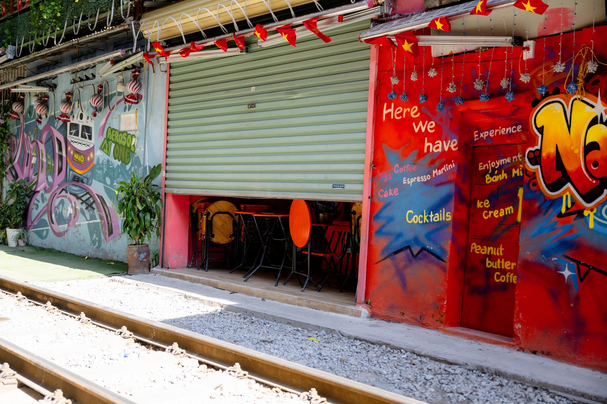 Cảnh đối lập tr&ecirc;n phố c&agrave; ph&ecirc; đường t&agrave;u Kh&acirc;m Thi&ecirc;n - L&ecirc; Duẩn khi lực lượng chức năng ra qu&acirc;n xử l&yacute; vi phạm- Ảnh 15.