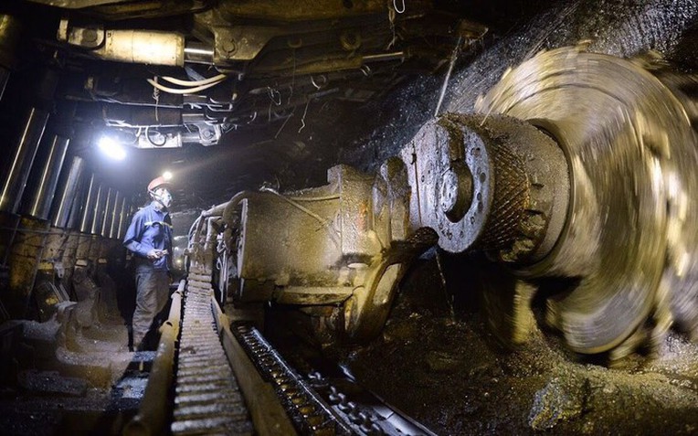 Mũi khoan xuyên lòng đất dưới mức -300m, mở lối khai phá mạch "vàng đen" chiến lược- Ảnh 1.