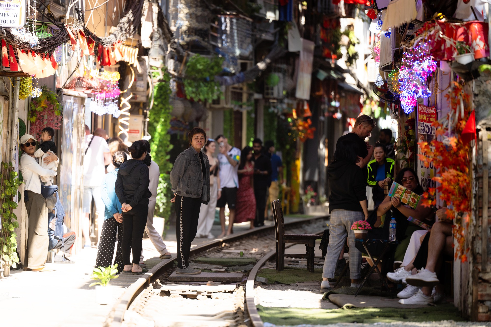 Cảnh đối lập tr&ecirc;n phố c&agrave; ph&ecirc; đường t&agrave;u Kh&acirc;m Thi&ecirc;n - L&ecirc; Duẩn khi lực lượng chức năng ra qu&acirc;n xử l&yacute; vi phạm- Ảnh 2.