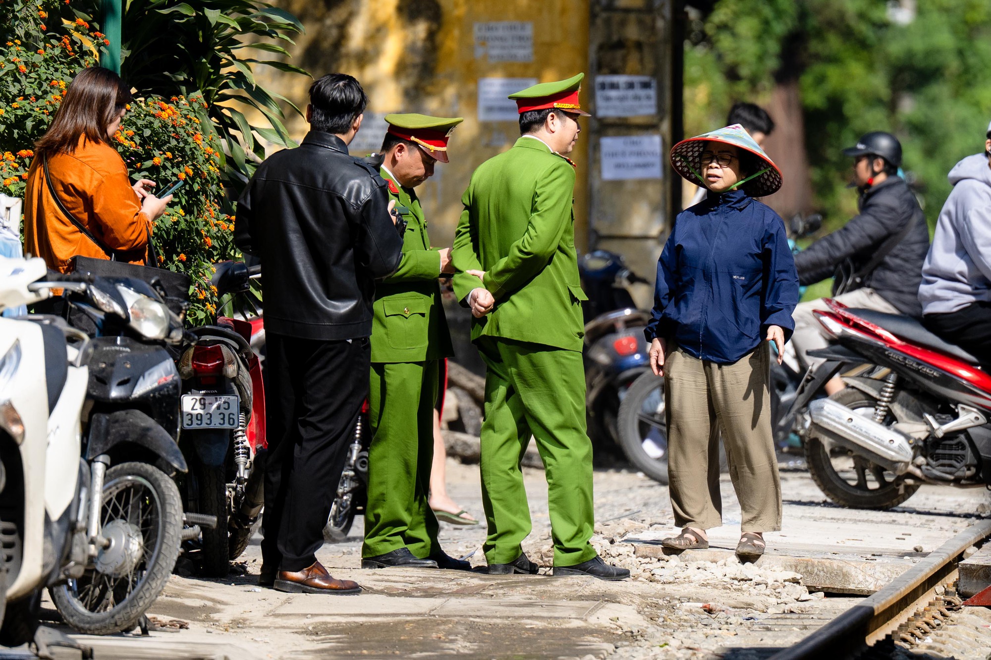 Cảnh đối lập tr&ecirc;n phố c&agrave; ph&ecirc; đường t&agrave;u Kh&acirc;m Thi&ecirc;n - L&ecirc; Duẩn khi lực lượng chức năng ra qu&acirc;n xử l&yacute; vi phạm- Ảnh 3.
