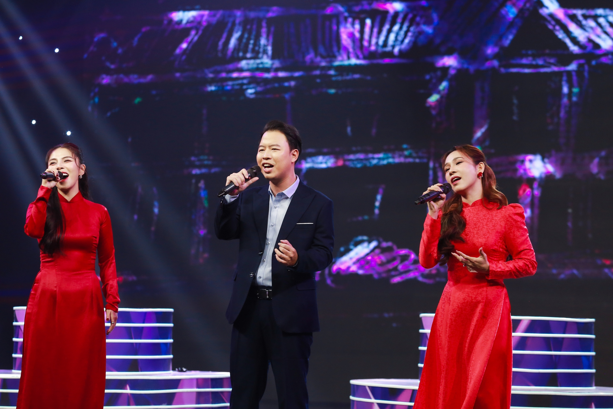 Ngọc Sơn: "Nghệ sĩ như tôi hạnh phúc khi được chấm các thầy cô giáo"- Ảnh 1.