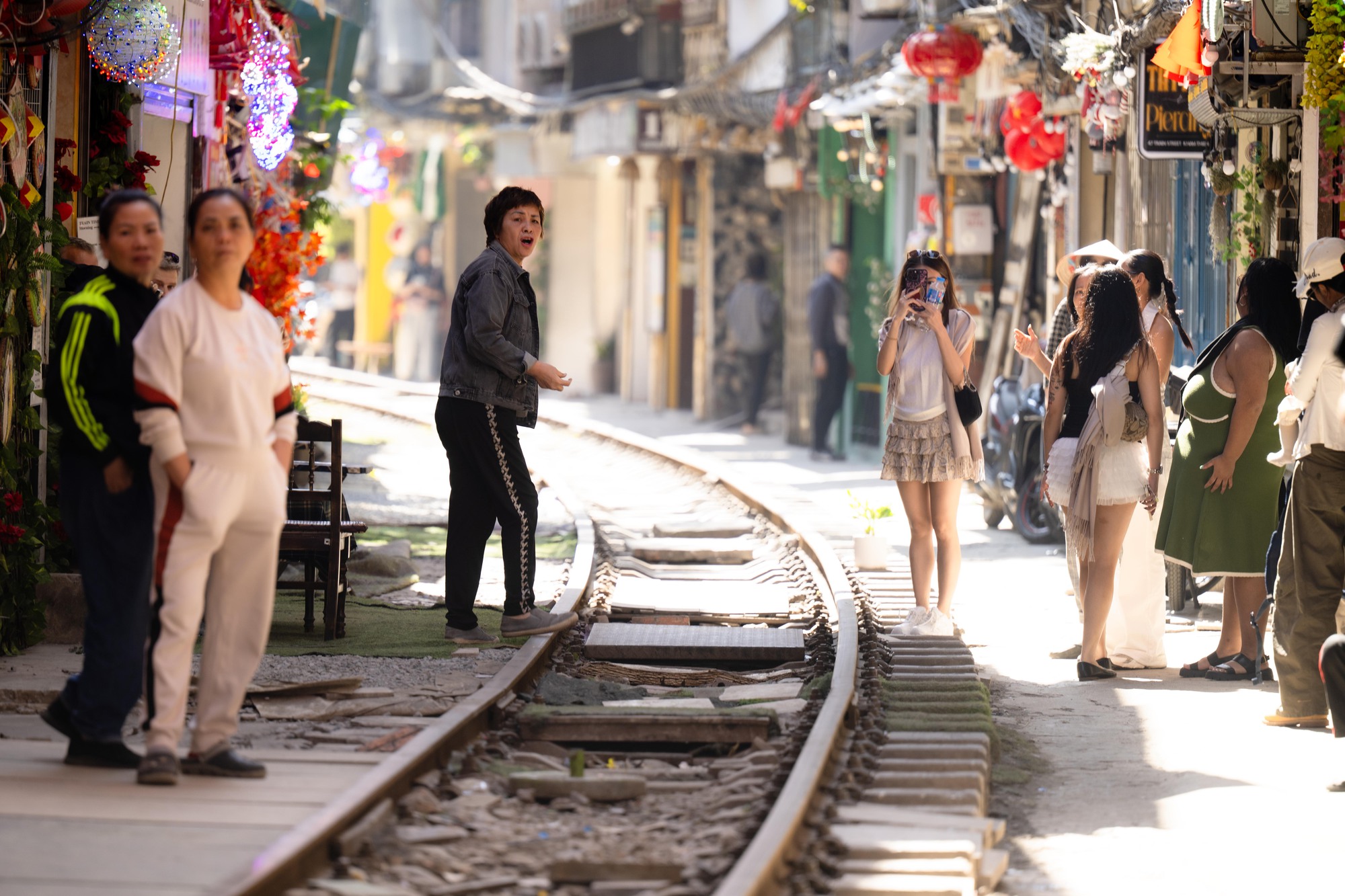 Cảnh đối lập tr&ecirc;n phố c&agrave; ph&ecirc; đường t&agrave;u Kh&acirc;m Thi&ecirc;n - L&ecirc; Duẩn khi lực lượng chức năng ra qu&acirc;n xử l&yacute; vi phạm- Ảnh 4.