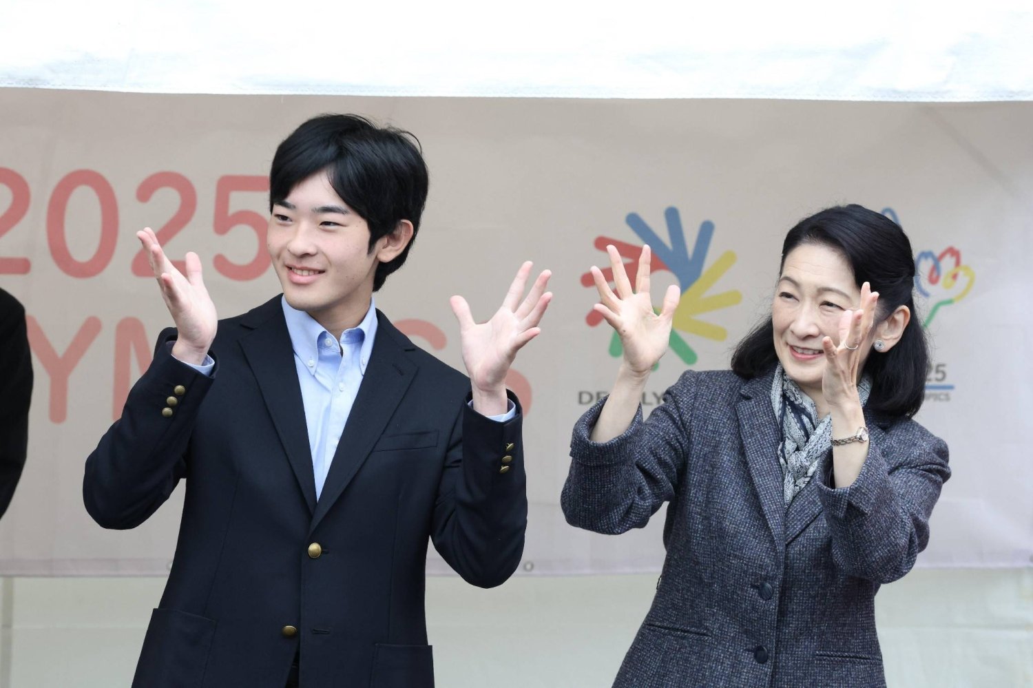 Hoàng tử Nhật Bản rạng ngời ở tuổi 19- Ảnh 5.