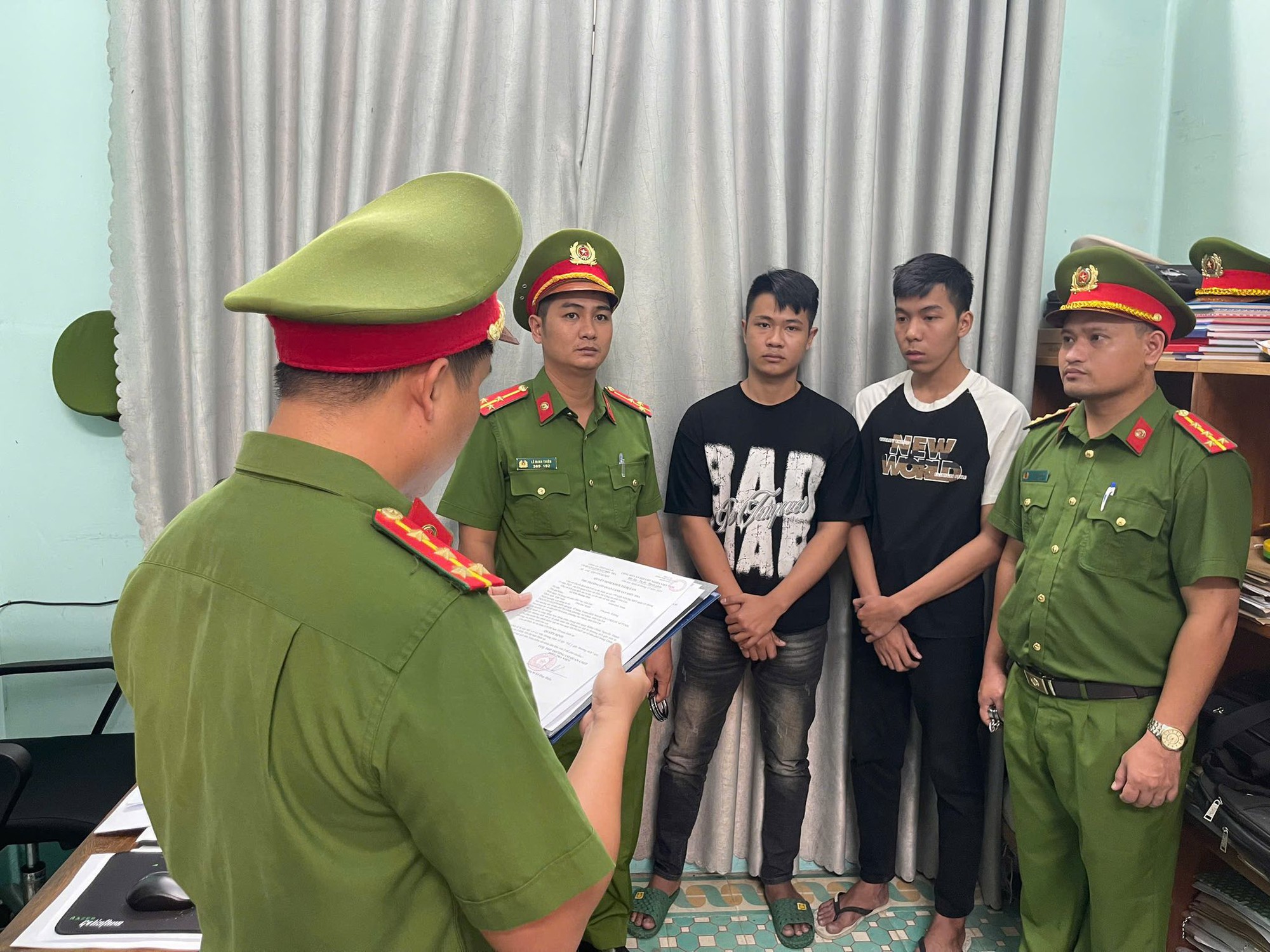 Khởi tố 2 thanh niên chém người chỉ vì "đi ra, đi vào"- Ảnh 1.