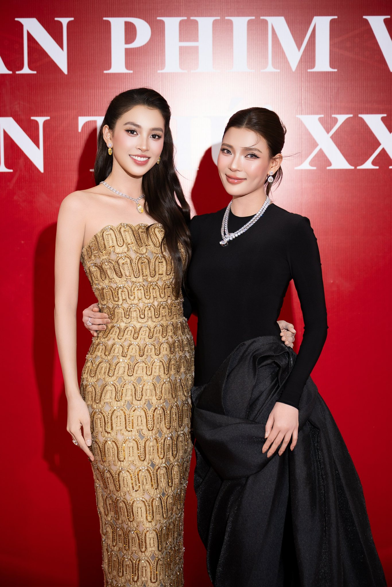 Khỏi cần ánh sáng, mỹ nhân Việt này tự phát sáng giữa khung hình: Cả mặt toàn tinh hoa, càng quay cận càng đẹp- Ảnh 8. Khỏi cần ánh sáng, mỹ nhân Việt này tự phát sáng giữa khung hình: Cả mặt toàn tinh hoa, càng quay cận càng đẹp- Ảnh 8.