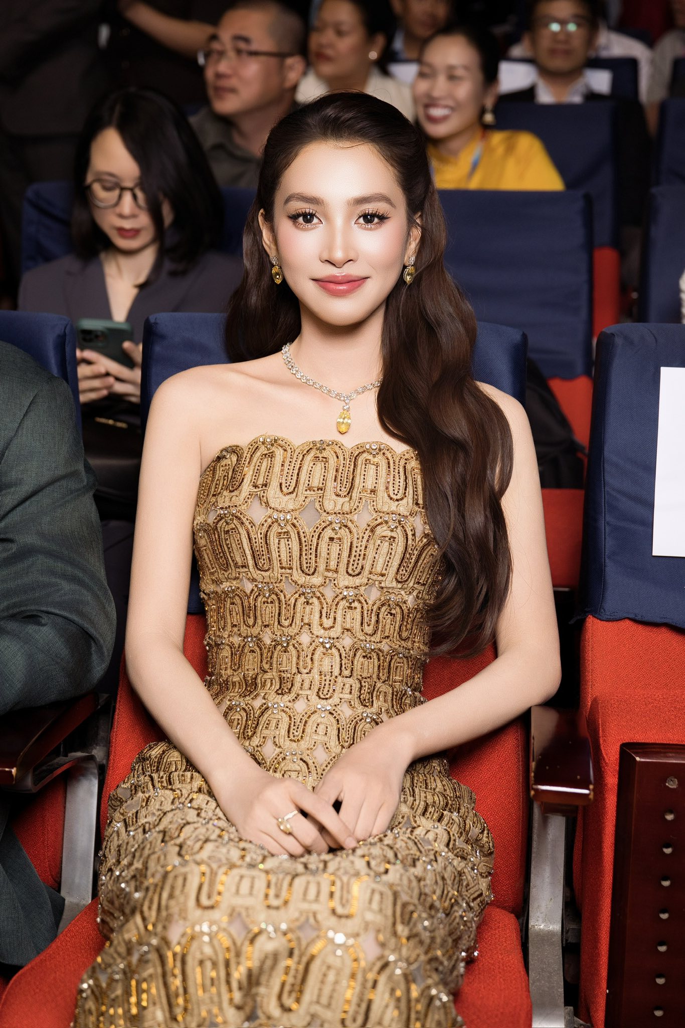 Khỏi cần ánh sáng, mỹ nhân Việt này tự phát sáng giữa khung hình: Cả mặt toàn tinh hoa, càng quay cận càng đẹp- Ảnh 6. Khỏi cần ánh sáng, mỹ nhân Việt này tự phát sáng giữa khung hình: Cả mặt toàn tinh hoa, càng quay cận càng đẹp- Ảnh 6.