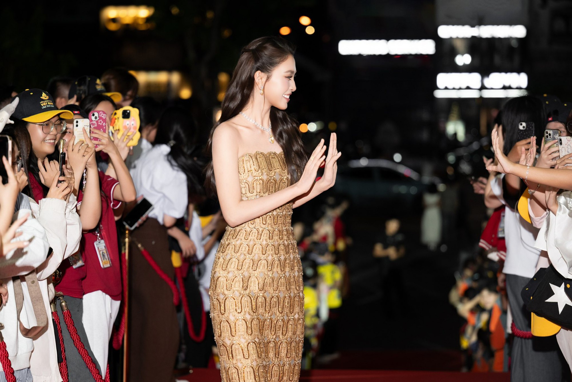 Khỏi cần ánh sáng, mỹ nhân Việt này tự phát sáng giữa khung hình: Cả mặt toàn tinh hoa, càng quay cận càng đẹp- Ảnh 5. Khỏi cần ánh sáng, mỹ nhân Việt này tự phát sáng giữa khung hình: Cả mặt toàn tinh hoa, càng quay cận càng đẹp- Ảnh 5.