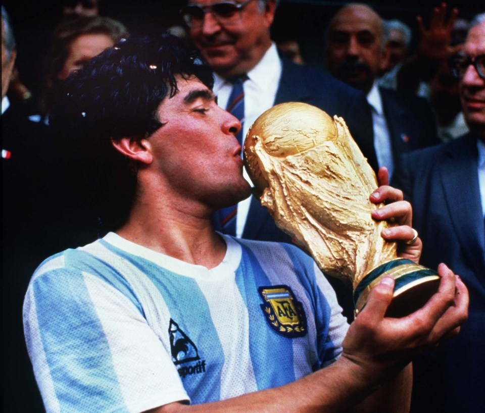 Rợn người những phút cuối đời của huyền thoại bóng đá Maradona: “Ngôi nhà kinh hoàng”, cơ thể sưng phồng, bị bỏ mặc tàn nhẫn- Ảnh 1.