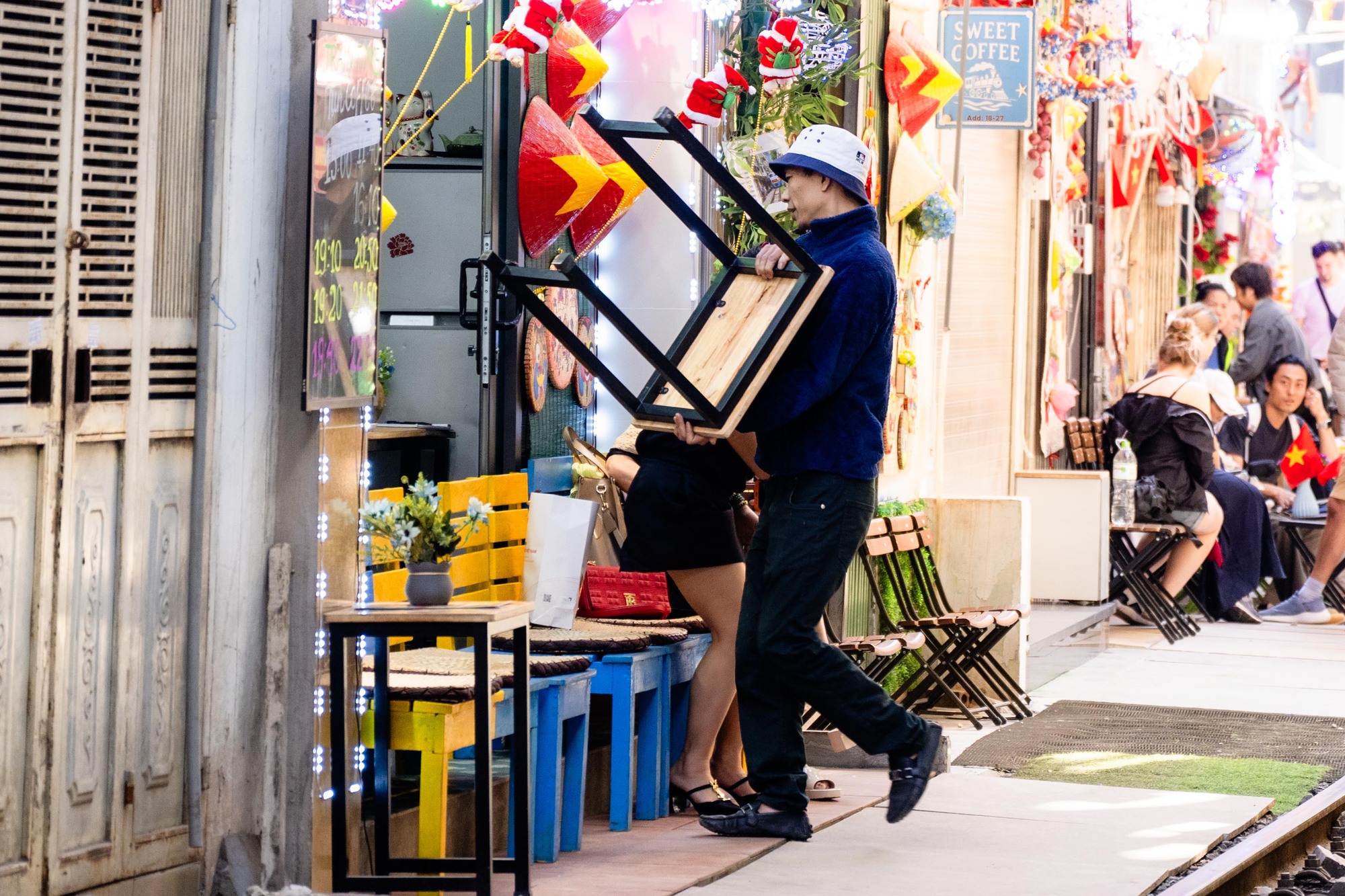 Cảnh đối lập tr&ecirc;n phố c&agrave; ph&ecirc; đường t&agrave;u Kh&acirc;m Thi&ecirc;n - L&ecirc; Duẩn khi lực lượng chức năng ra qu&acirc;n xử l&yacute; vi phạm- Ảnh 5.