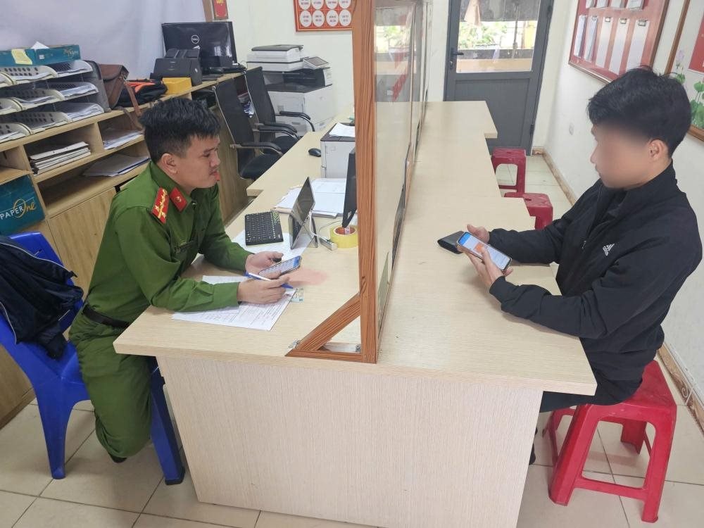 Ra ngân hàng làm thủ tục, người đàn ông Hà Tĩnh phát hiện có tài khoản lạ chuyển khoản cho 150 triệu đồng từ 4 tháng trước: Công an xã vào cuộc xác minh- Ảnh 4.