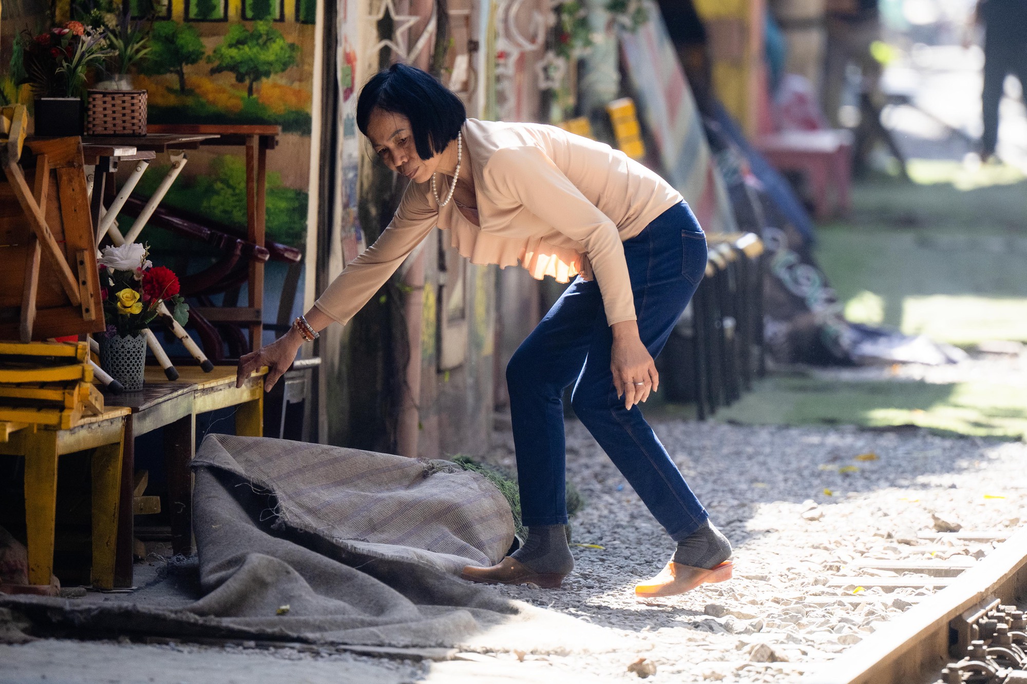 Cảnh đối lập tr&ecirc;n phố c&agrave; ph&ecirc; đường t&agrave;u Kh&acirc;m Thi&ecirc;n - L&ecirc; Duẩn khi lực lượng chức năng ra qu&acirc;n xử l&yacute; vi phạm- Ảnh 6.