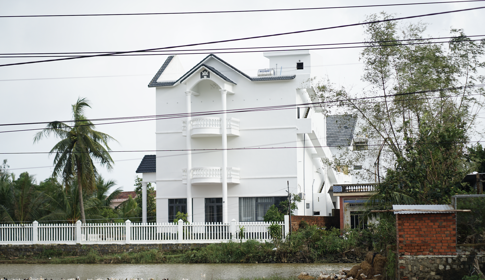 Chồng thiệt mạng trong lũ vì quay lại cứu 2 cháu: Vợ nghẹn lòng kể về bữa cơm vội vã cuối cùng- Ảnh 2. Chồng thiệt mạng trong lũ vì quay lại cứu 2 cháu: Vợ nghẹn lòng kể về bữa cơm vội vã cuối cùng- Ảnh 2.