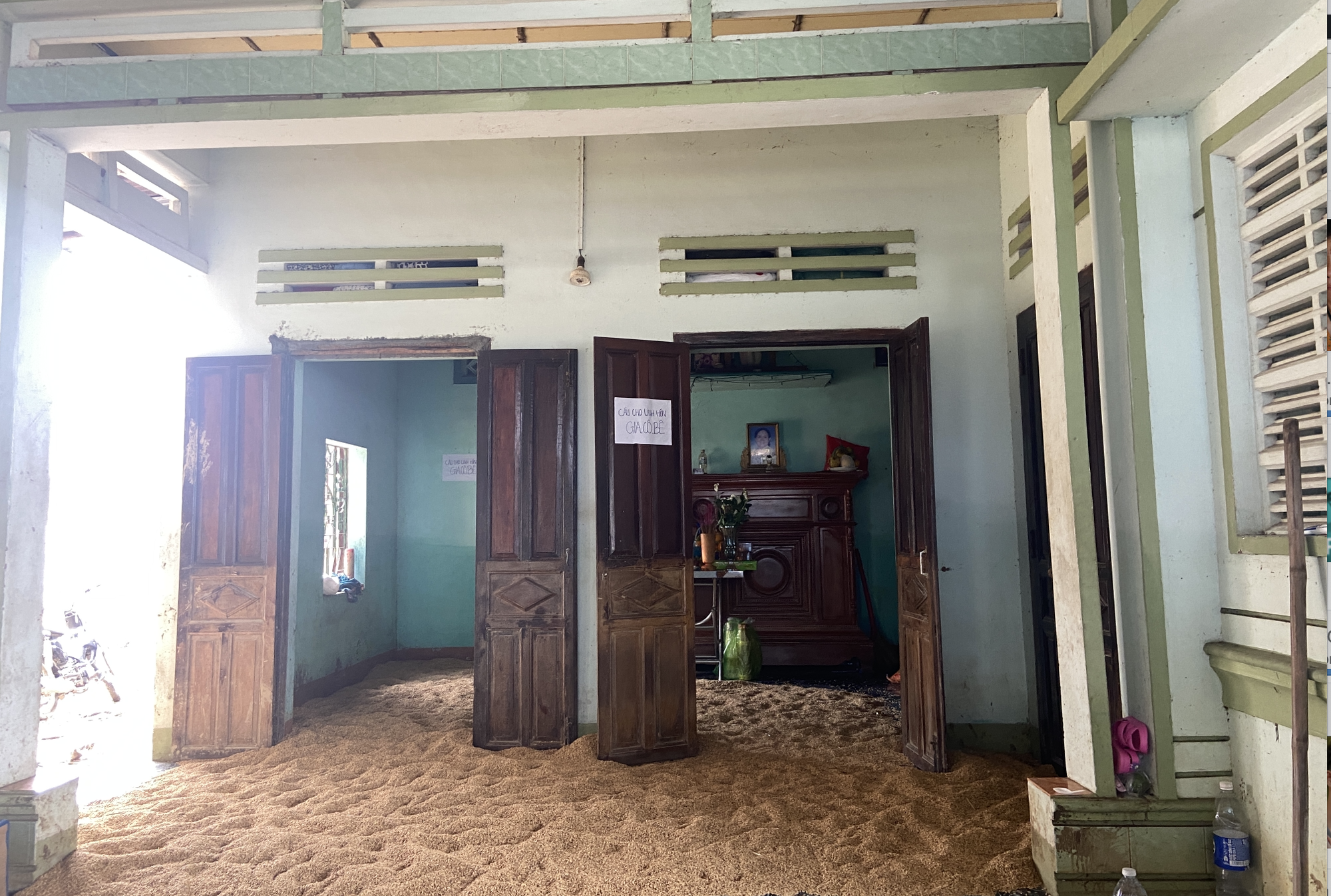 Chồng thiệt mạng trong lũ vì quay lại cứu 2 cháu: Vợ nghẹn lòng kể về bữa cơm vội vã cuối cùng- Ảnh 7. Chồng thiệt mạng trong lũ vì quay lại cứu 2 cháu: Vợ nghẹn lòng kể về bữa cơm vội vã cuối cùng- Ảnh 7.