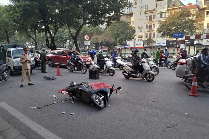 Va chạm với xe khách, nữ sinh viên đi xe máy tử vong- Ảnh 1. Va chạm với xe khách, nữ sinh viên đi xe máy tử vong- Ảnh 1.