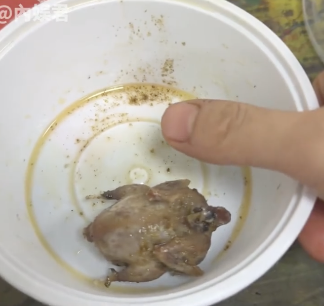 Mua gà rán nguyên con chỉ 7.000 đồng, cô gái 