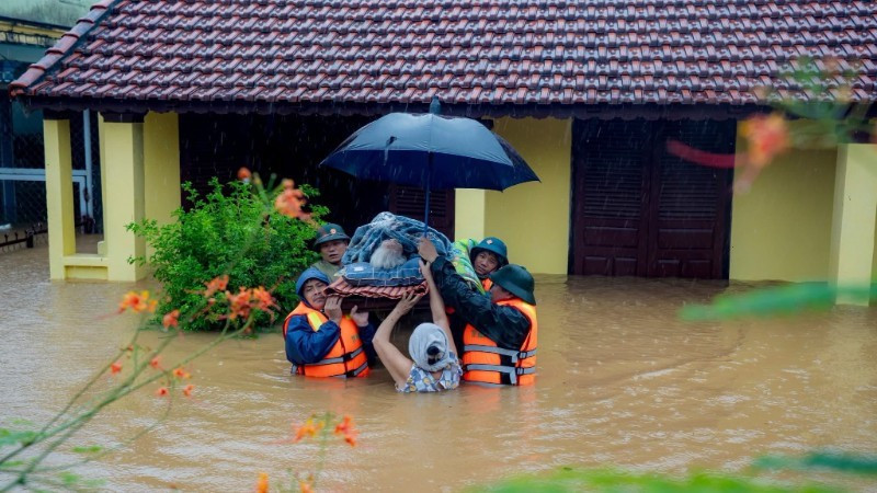 Bão số 15 giật cấp 10 đang hướng vào đất liền: Miền Trung sẽ chịu tác động thế nào?