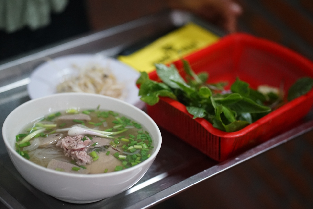 Đôi vợ chồng ở Đắk Lắk nấu hàng trăm bát phở tiếp sức bà con và đoàn thiện nguyện: "Thấy mọi người mất hết tài sản, thật sự thương lắm"- Ảnh 3.