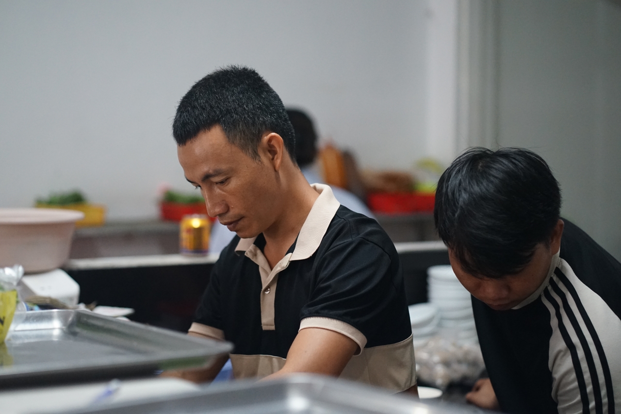 Đôi vợ chồng ở Đắk Lắk nấu hàng trăm bát phở tiếp sức bà con và đoàn thiện nguyện: "Thấy mọi người mất hết tài sản, thật sự thương lắm"- Ảnh 6.