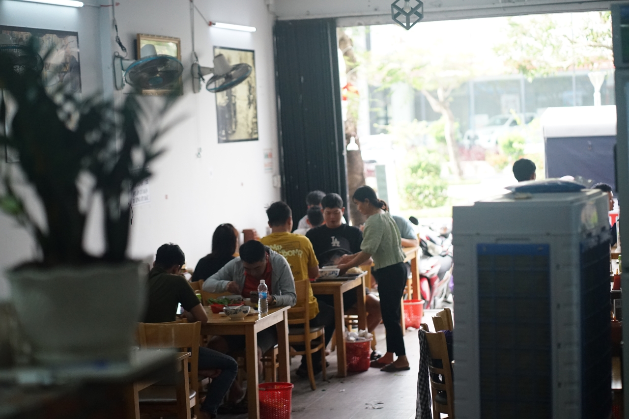 Đôi vợ chồng ở Đắk Lắk nấu hàng trăm bát phở tiếp sức bà con và đoàn thiện nguyện: "Thấy mọi người mất hết tài sản, thật sự thương lắm"- Ảnh 5.