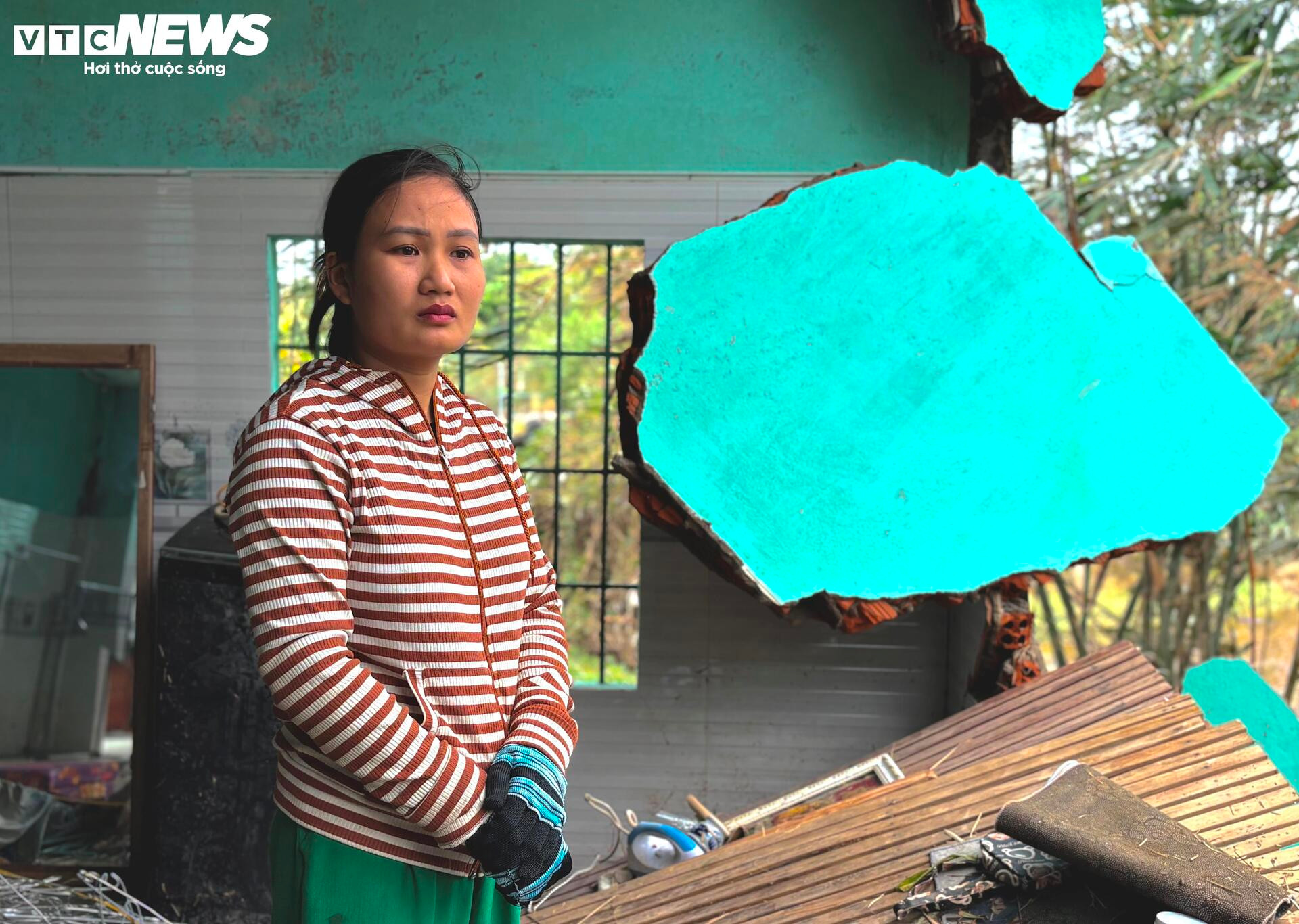 Đứa trẻ còn đỏ hỏn và 15 tiếng cùng mẹ, chị bám nóc nhà trong cơn lũ dữ- Ảnh 1.