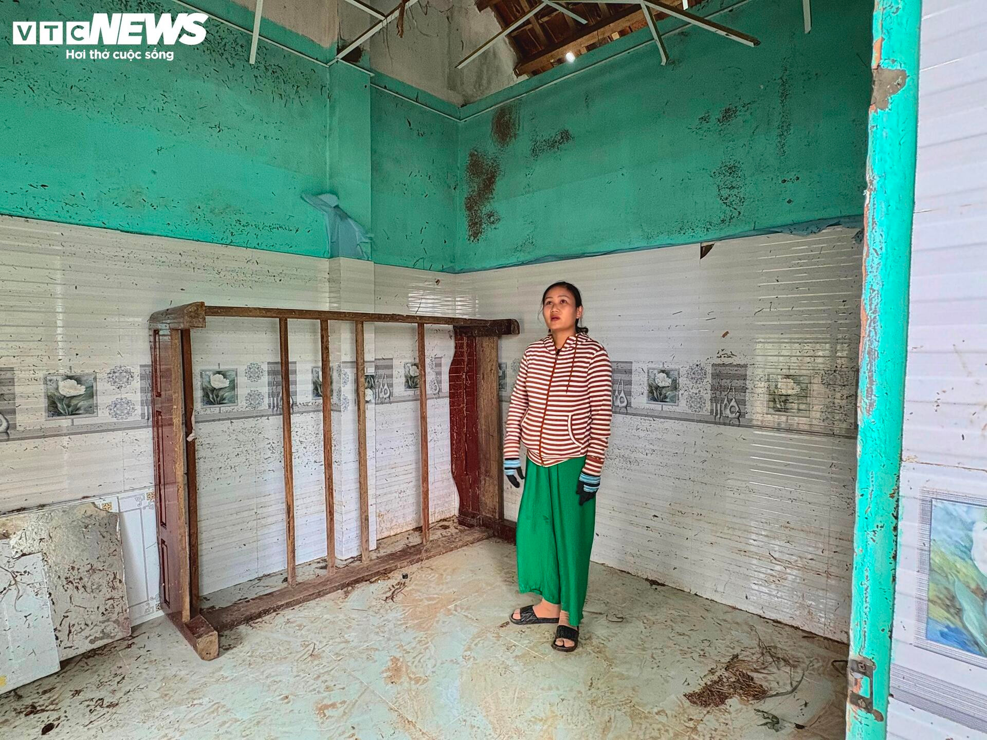 Đứa trẻ còn đỏ hỏn và 15 tiếng cùng mẹ, chị bám nóc nhà trong cơn lũ dữ- Ảnh 5.