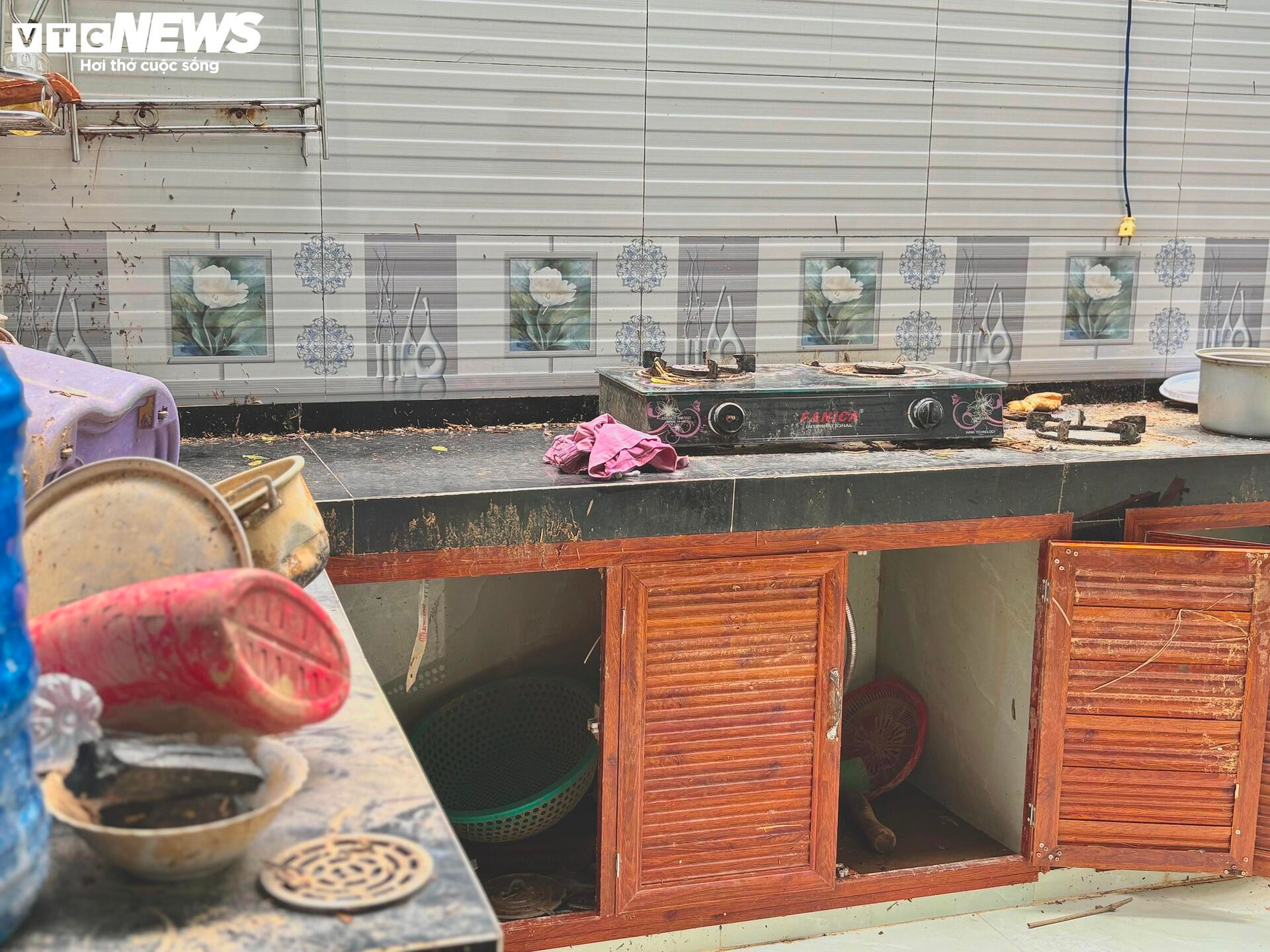 Đứa trẻ còn đỏ hỏn và 15 tiếng cùng mẹ, chị bám nóc nhà trong cơn lũ dữ- Ảnh 4.