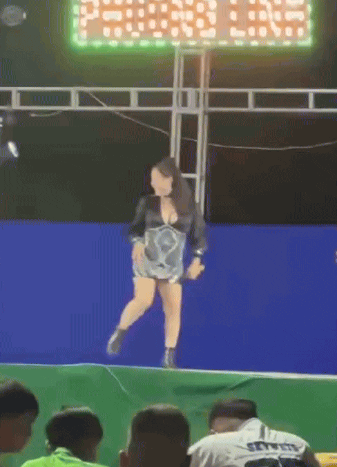 Nữ ca sĩ hết thời l&agrave; con g&aacute;i bầu show gi&agrave;u nhất miền T&acirc;y, nay ph&aacute; sản phải xin đi h&aacute;t hội chợ- Ảnh 2.