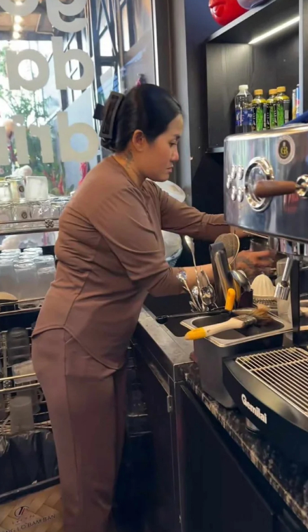 Nữ ca sĩ hết thời l&agrave; con g&aacute;i bầu show gi&agrave;u nhất miền T&acirc;y, nay ph&aacute; sản phải xin đi h&aacute;t hội chợ- Ảnh 6.