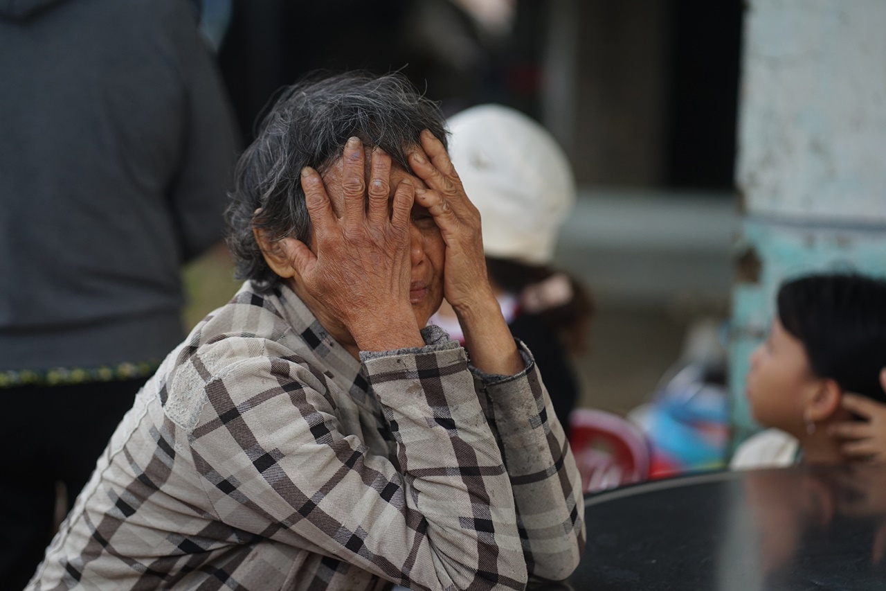 Bàn thờ tạm của người đàn ông mất tích 7 ngày sau cơn lũ dữ: Bò được cứu còn cha thì vẫn chưa kịp trở về- Ảnh 7. Bàn thờ tạm của người đàn ông mất tích 7 ngày sau cơn lũ dữ: Bò được cứu còn cha thì vẫn chưa kịp trở về- Ảnh 7.