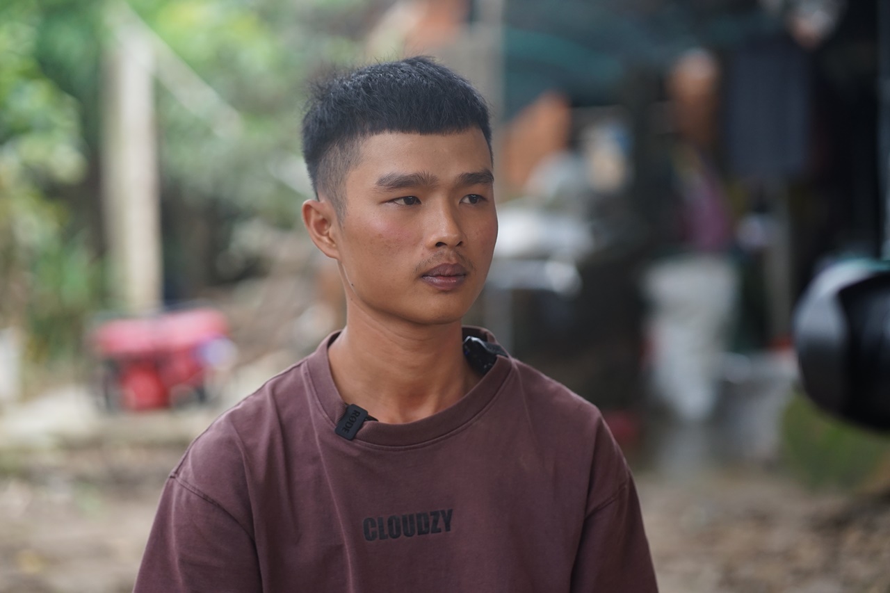 Bàn thờ tạm của người đàn ông mất tích 7 ngày sau cơn lũ dữ: Bò được cứu còn cha thì vẫn chưa kịp trở về- Ảnh 8. Bàn thờ tạm của người đàn ông mất tích 7 ngày sau cơn lũ dữ: Bò được cứu còn cha thì vẫn chưa kịp trở về- Ảnh 8.