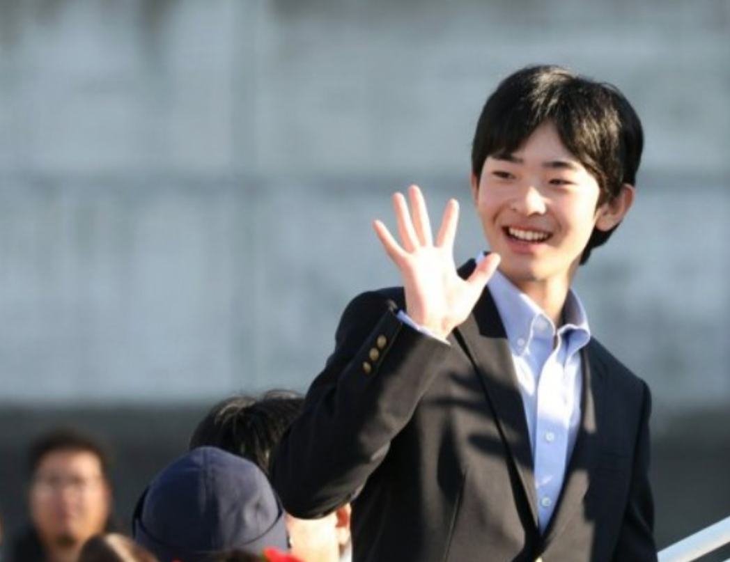 Hoàng tử Nhật Bản rạng ngời ở tuổi 19- Ảnh 6.