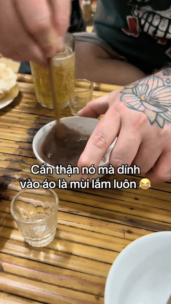 Khách Tây thử loại gia vị nặng mùi, chính nhiều người Việt cũng không thích, thốt lên: "Nó ngon làm sao!"- Ảnh 1.