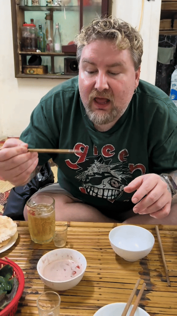 Khách Tây thử loại gia vị nặng mùi, chính nhiều người Việt cũng không thích, thốt lên: "Nó ngon làm sao!"- Ảnh 2.