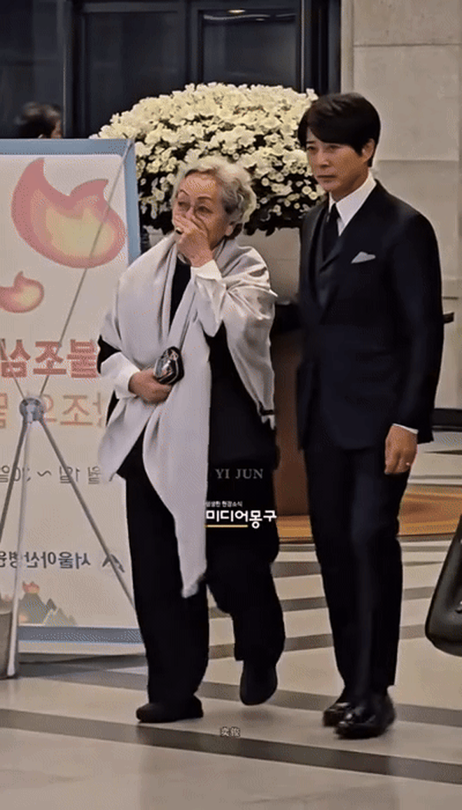 Cả showbiz đến viếng 