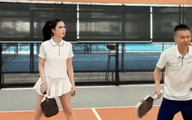 CLIP: "Bắt trọn" cảnh Ngọc Trinh và Chủ tịch dép Nesty trên sân pickleball, có gì lạ mà khiến dân mạng cười ngất- Ảnh 2.