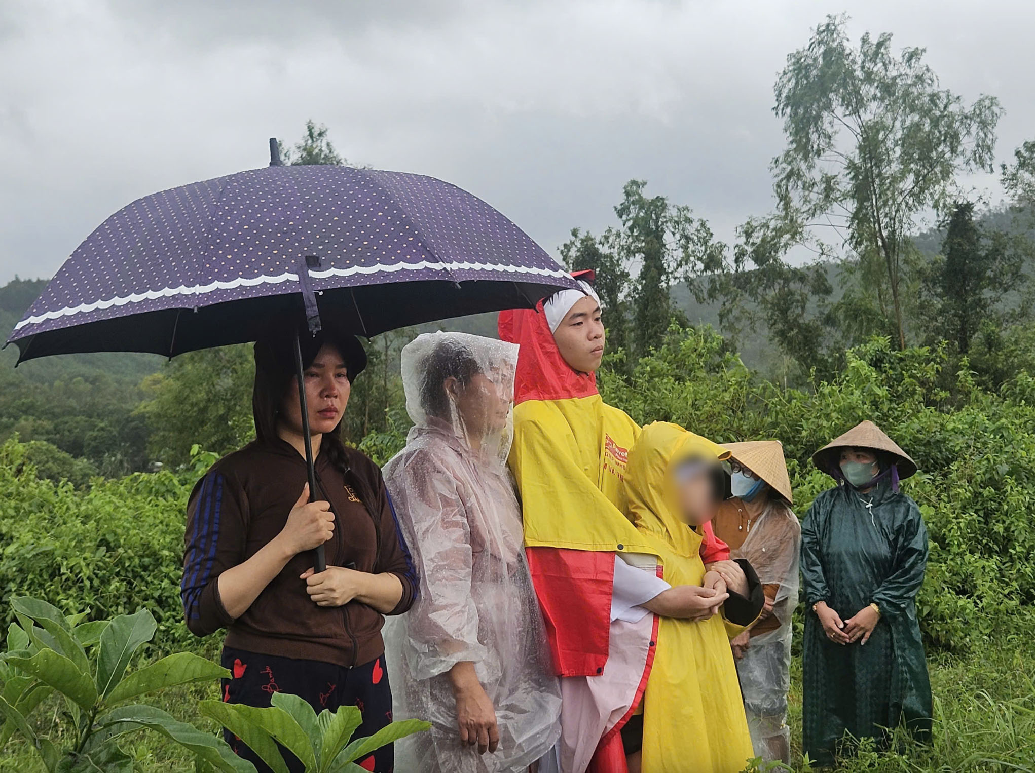 Đưa vợ và 2 con đi tránh lũ xong, người đàn ông bị mệt rồi bất ngờ ra đi mãi mãi: Hoàn cảnh đáng thương- Ảnh 2.