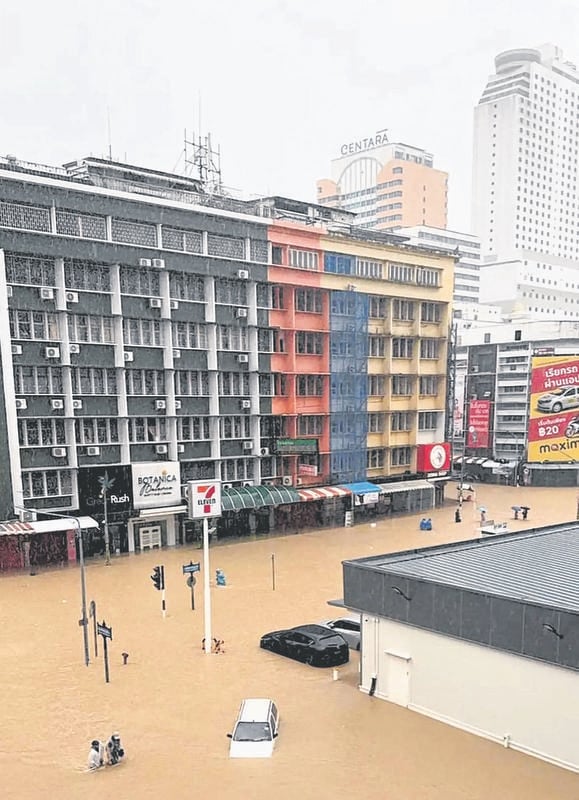 Thuê khách sạn cùng tình nhân nhưng bị mắc kẹt do lũ lụt, người đàn ông "đứng hình" khi được giải cứu- Ảnh 1.