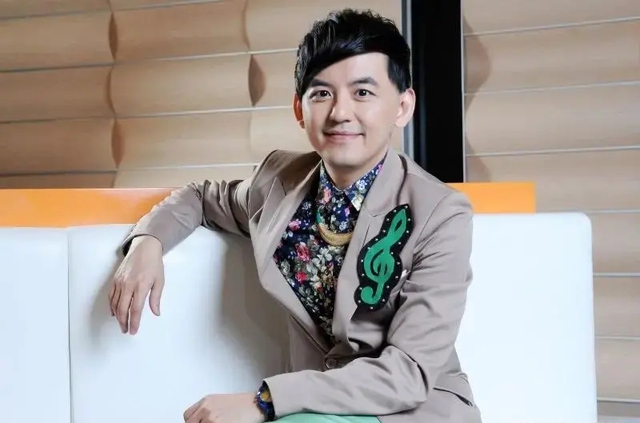 MC quốc d&acirc;n t&agrave;ng trữ h&agrave;ng ng&agrave;n clip v&agrave; ảnh khi&ecirc;u d&acirc;m trẻ em, nhận bản &aacute;n g&acirc;y phẫn nộ- Ảnh 1.