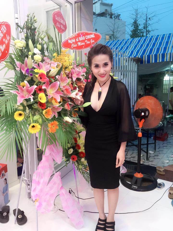 Nữ ca sĩ hết thời l&agrave; con g&aacute;i bầu show gi&agrave;u nhất miền T&acirc;y, nay ph&aacute; sản phải xin đi h&aacute;t hội chợ- Ảnh 5.