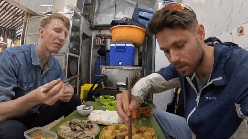 Khách Tây thử loại gia vị nặng mùi, chính nhiều người Việt cũng không thích, thốt lên: "Nó ngon làm sao!"- Ảnh 6.