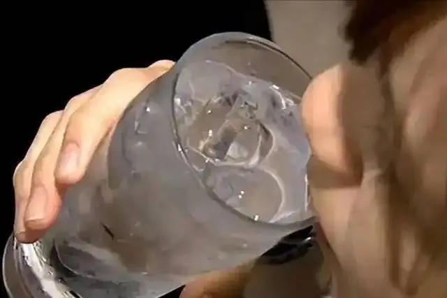 Ng&agrave;y c&agrave;ng c&oacute; nhiều người nhồi m&aacute;u cơ tim buổi s&aacute;ng, b&aacute;c sĩ nghẹn giọng n&oacute;i c&oacute; 3 loại nước l&agrave; thủ phạm: "Uống &iacute;t 3 m&oacute;n n&agrave;y đi th&ocirc;i"- Ảnh 1.