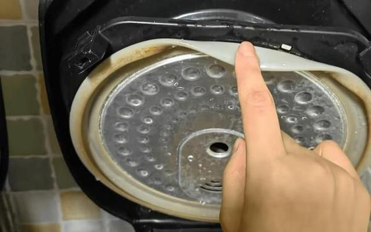 4 vị tr&iacute; trong nồi cơm điện kh&ocirc;ng vệ sinh, coi chừng ăn cơm c&oacute; gi&aacute;n!- Ảnh 1.