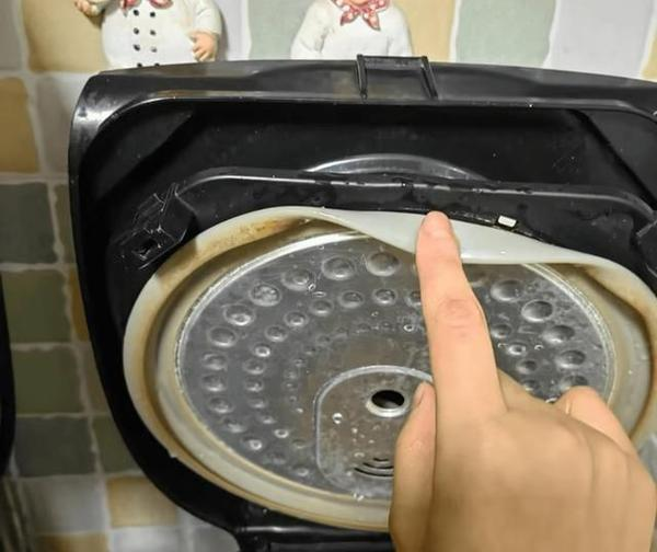 4 vị tr&iacute; trong nồi cơm điện kh&ocirc;ng vệ sinh, coi chừng ăn cơm c&oacute; gi&aacute;n!- Ảnh 2.