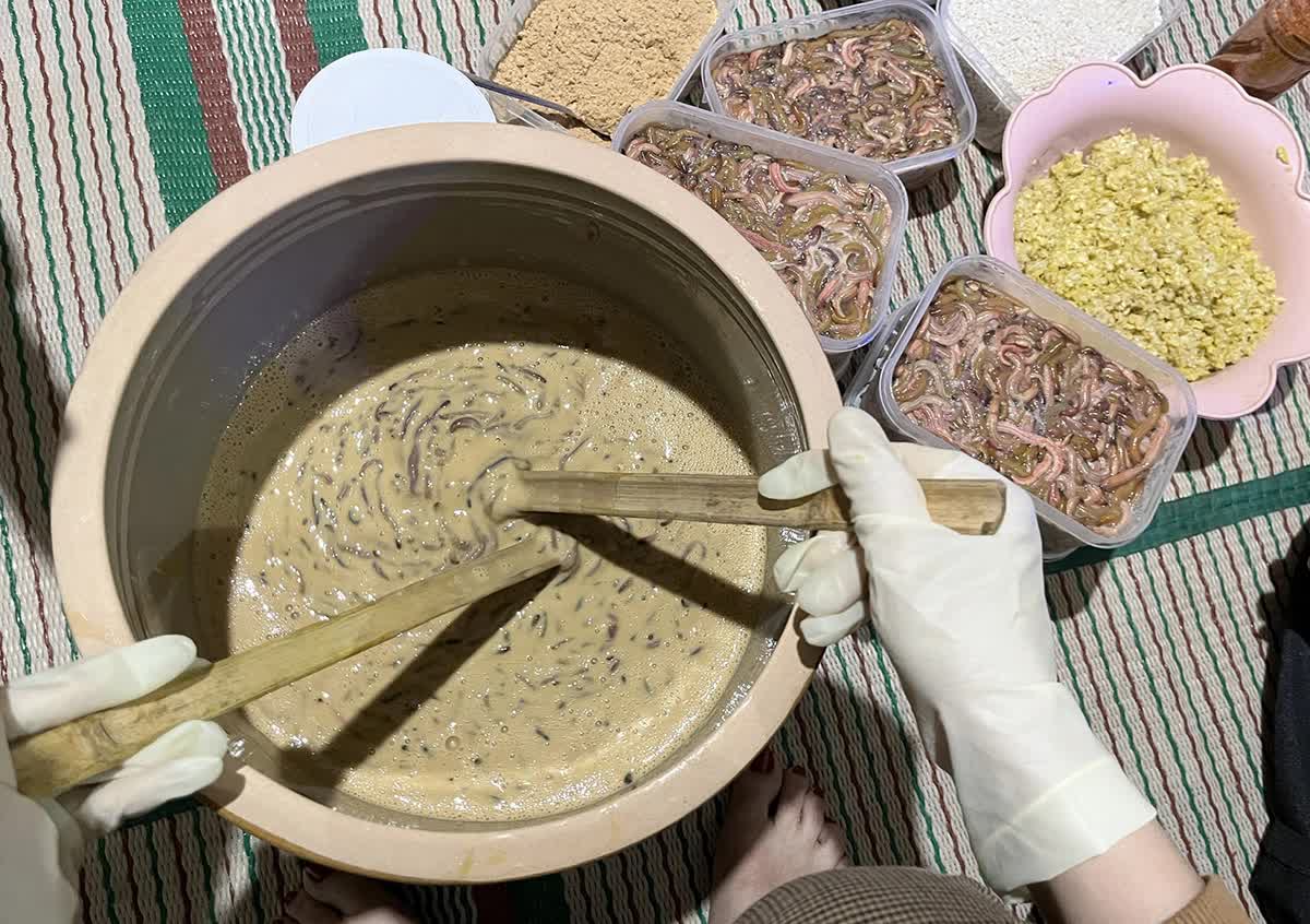 Khách Tây thử loại gia vị nặng mùi, chính nhiều người Việt cũng không thích, thốt lên: "Nó ngon làm sao!"- Ảnh 8.