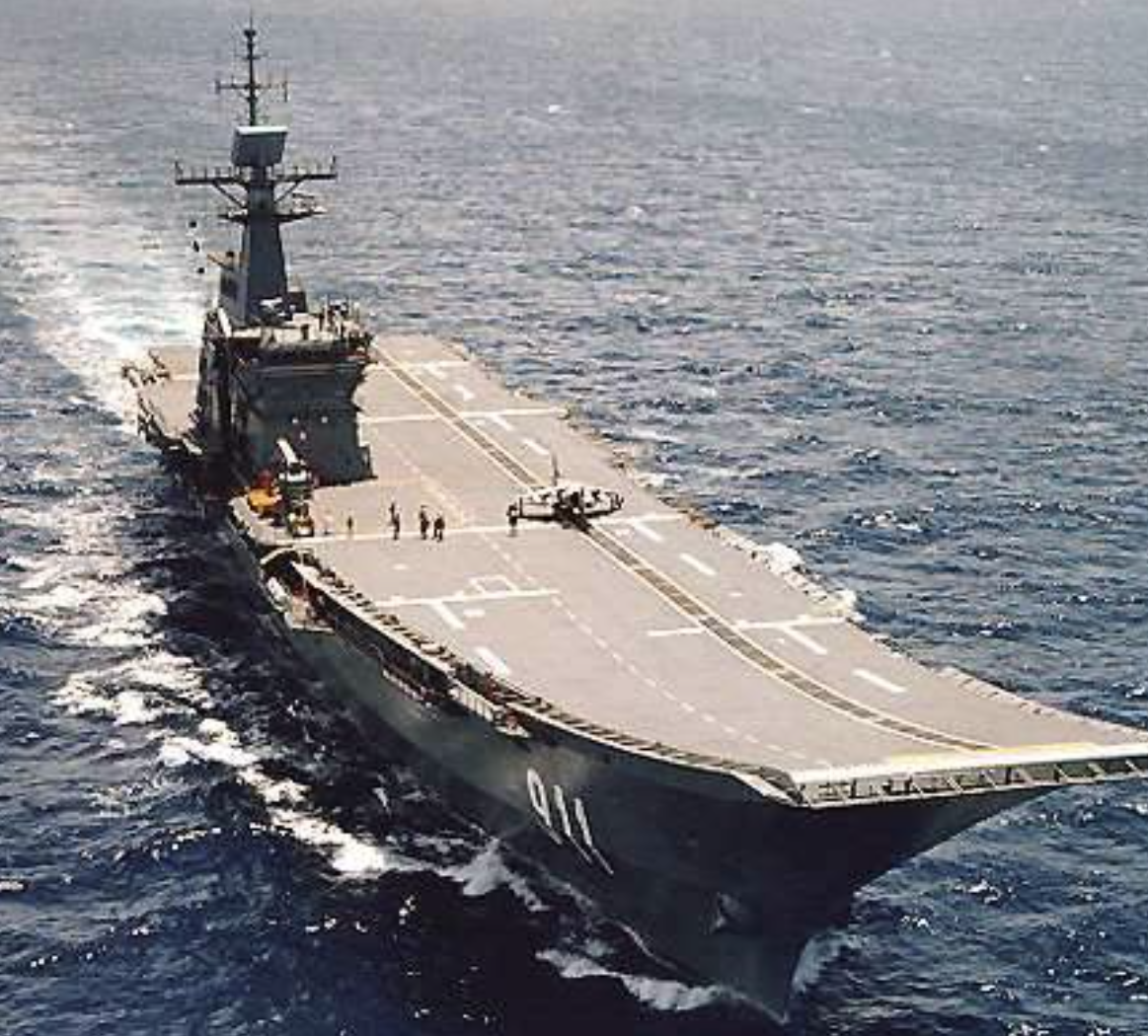 Tàu sân bay Thái Lan đến hỗ trợ người dân vùng lũ- Ảnh 1.