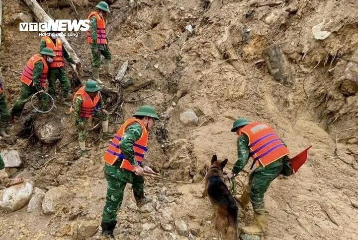 Hơn 100 người bám hiện trường sạt lở núi, tìm 2 nạn nhân mất tích- Ảnh 7.